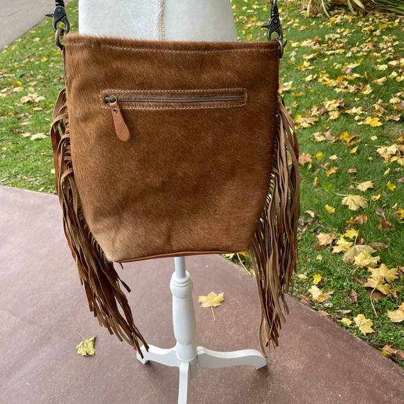 NWT Genuine Hide and Leather Crossbody with Gorgeous Buckstitch - Picture 3 of 4